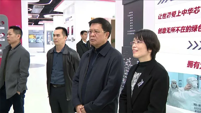 自治区人大常委会组织部分在桂十四届全国人大代表到南宁市