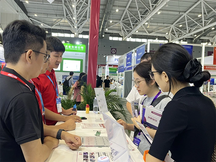 华芯邦员工正在耐心给展会用户讲解产品