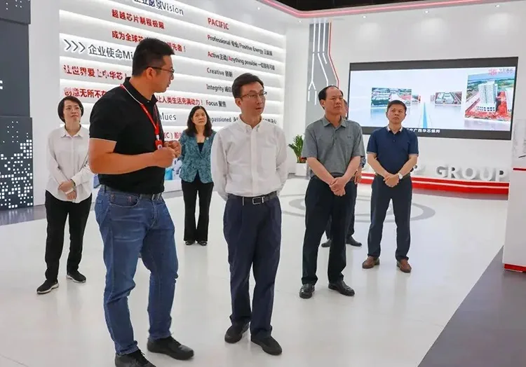 南宁市人大常委会领导黄中贤一行走访调研华芯振邦