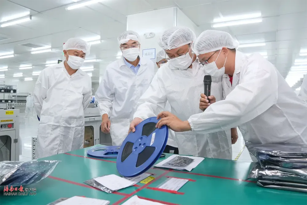 在海南华芯智造半导体有限公司，省委书记冯飞走进半导体封装测试车间